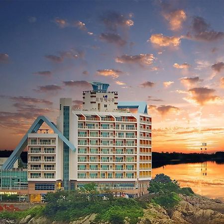 Mohang Haenaru Family Hotel Buan Buitenkant foto